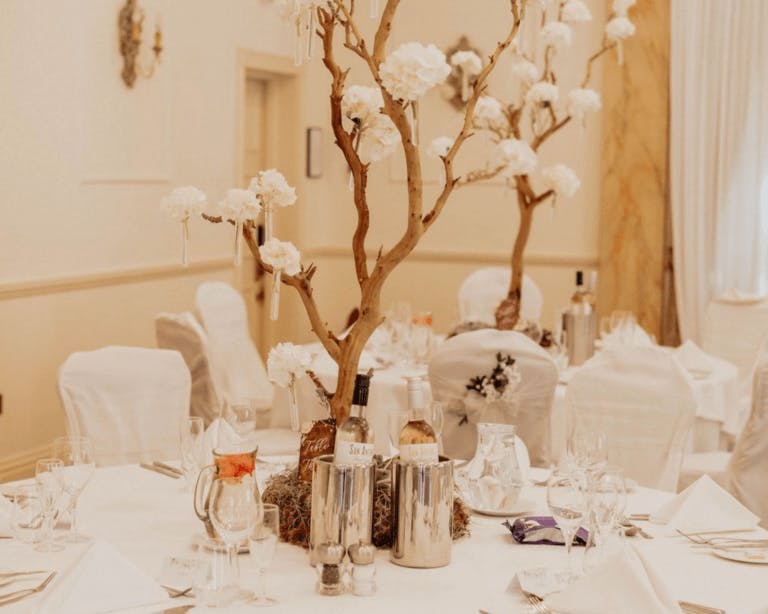 Oliver & Olivia's wedding: Table set up