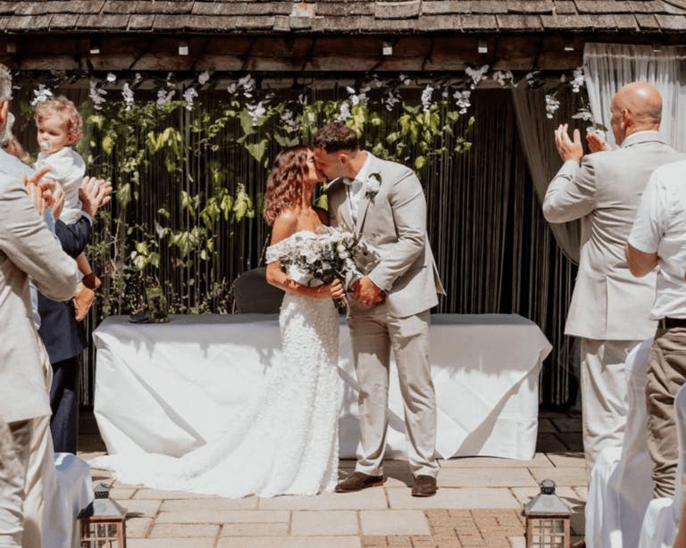 Olivia & Oliver just married kiss