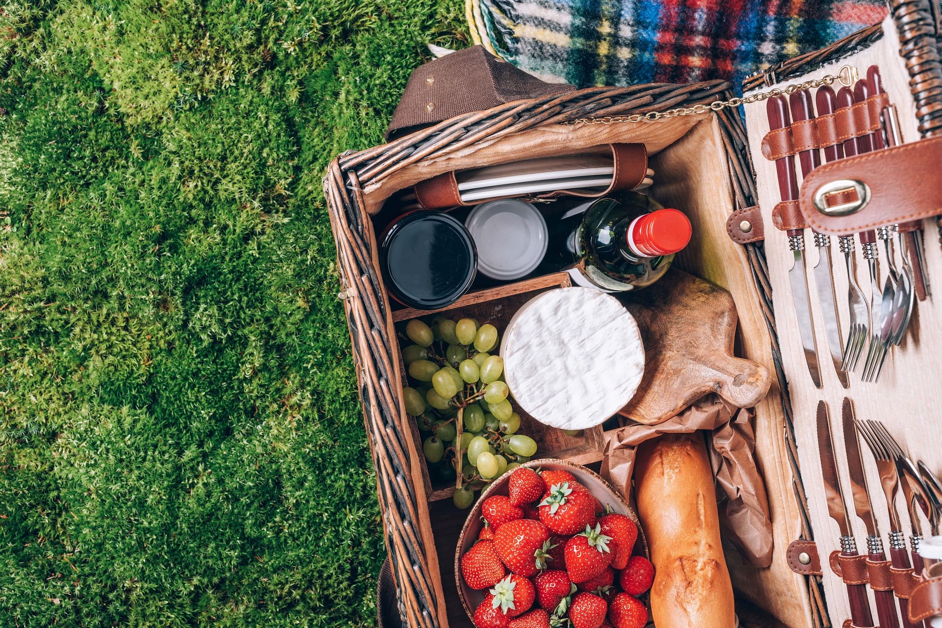 great picnic basket with cheese strawberries gra 2021 09 01 16 27 10 utc min