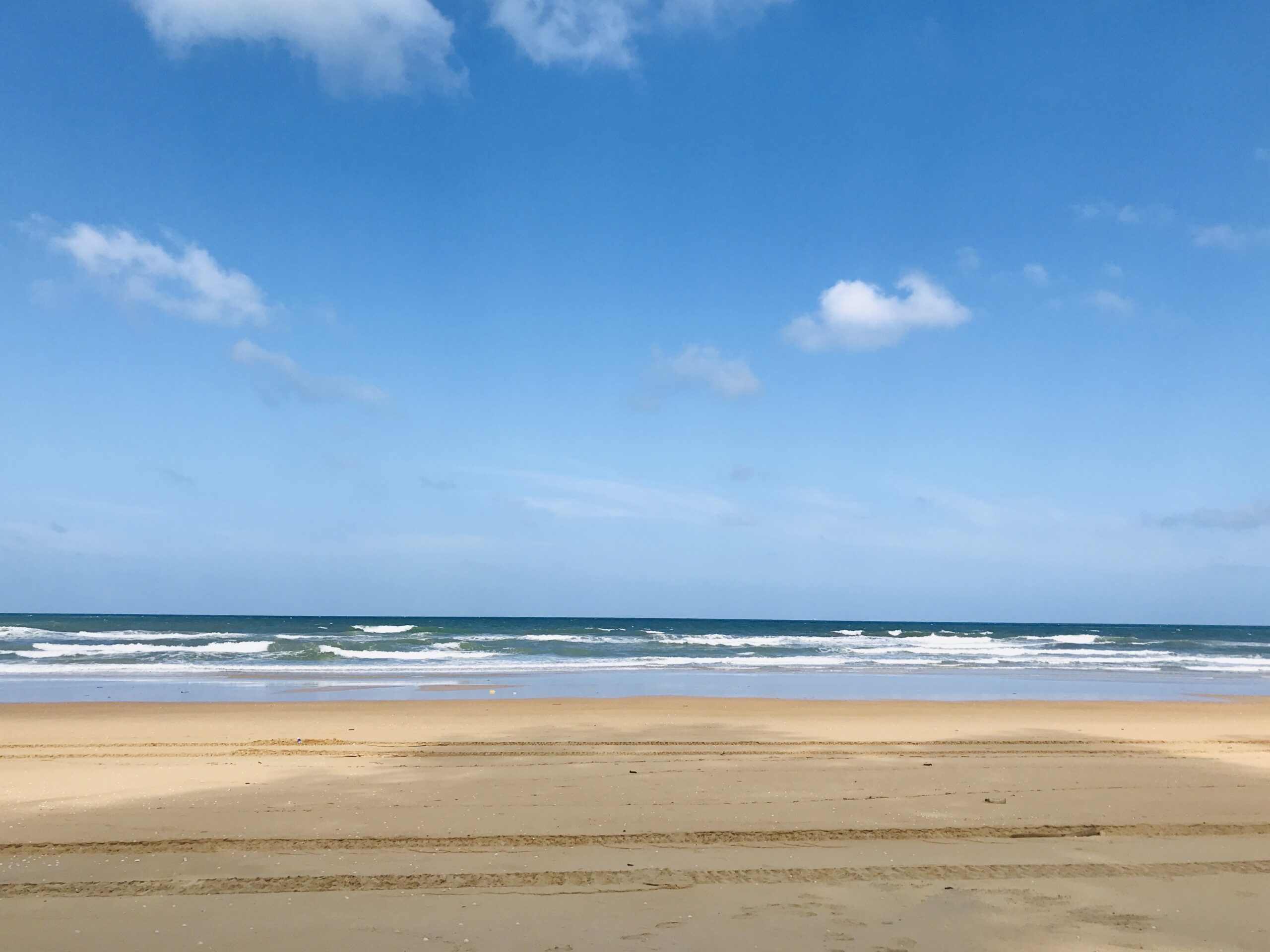 blue sky with waves and sandy beach 2022 01 25 20 09 11 utc